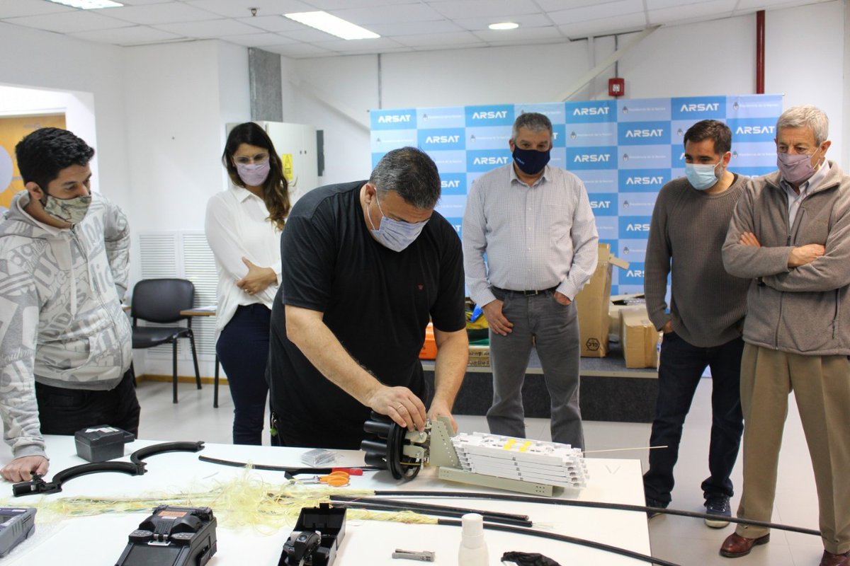 ARSATSA's tweet photo. A lo largo de 3 días, más de 45 personas de diferentes áreas se capacitaron sobre cuestiones técnicas de fibra óptica, en una iniciativa que impulsamos en conjunto con el Programa de Géneros y Tecnologías y la Comisión Interna de FOETRA.
#EquipoARSAT https://t.co/LgO4BLcVXy