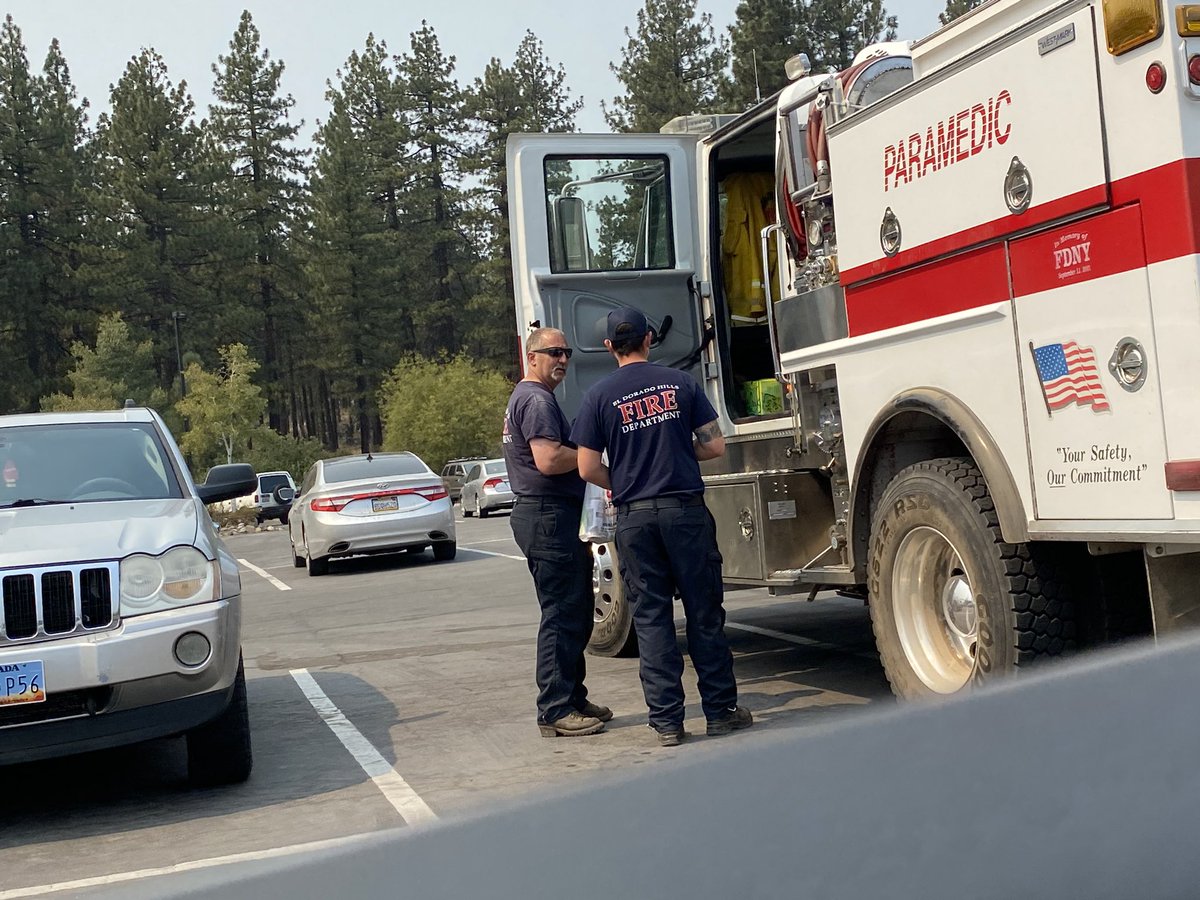 More good news for firefighters on the #CaldorFire line, a local grocery store opened back up for food and supplies. 

Second picture was captured right after the man on the left thanked the firefighter for his service. 

“You’re really saving us out here. Thank you.”