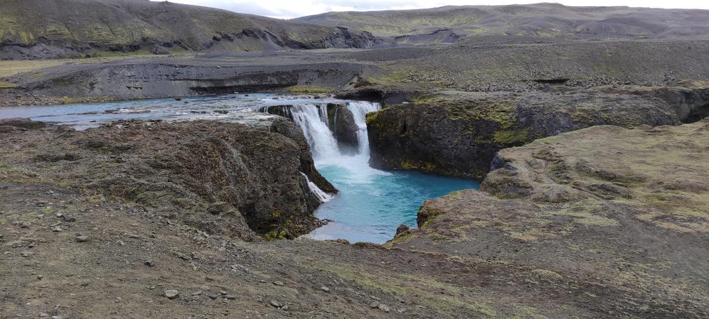 Javi_Etxebarria's tweet photo. ¡Geólogas y geólogos del mundo, uníos! Dedicado a vosotros, os voy a ir dejando en este #hilo fotos de #Islandia. Hoy ha tocado Landmannalaugar. Hemos subido al volcán Brennisteinsalda y luego he visto nos hemos encontrado con una cascada https://t.co/CAbZ7RBIjM