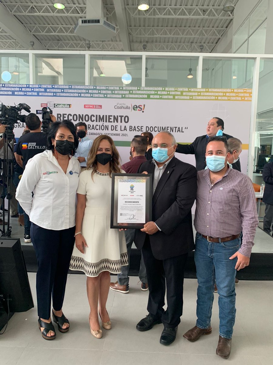 tecdemonclova's tweet photo. En un evento sin precedentes nuestro Director C.P. Raúl Sergio Farías Martínez como titular del TecNM Campus Monclova, recibe reconocimiento por el cumplimiento del “Programa Estatal de la Integración de la Base Documental” 
https://t.co/5sOg37wLbV https://t.co/PpEoiu0M0z