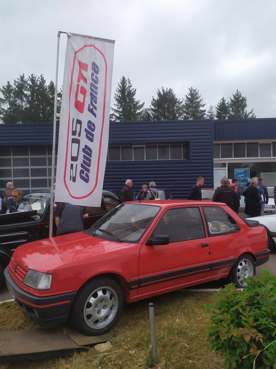 Romuald2000's tweet photo. Vendée ➡ Saône et Loire, 1300km A/R le we dernier avec ma #205Griffe pour une belle sortie club entre GTiste ! 🦁 😊
#205gticlubdefrance #205gti #VaisonPiste https://t.co/8tuZZSJ3pk