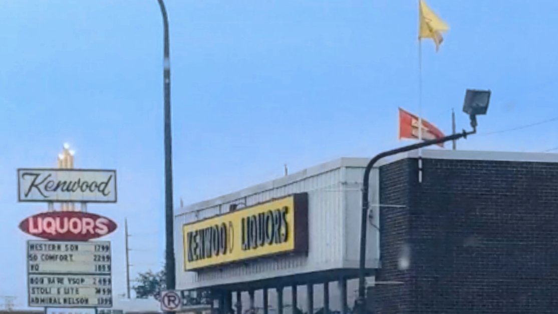 m0arIsBetter's tweet photo. Dear @ChiPartyAunt , why are you stealing the D from Kenwood Liquors? Just go there and GET D, not steal. https://t.co/OMDhaeoQXP