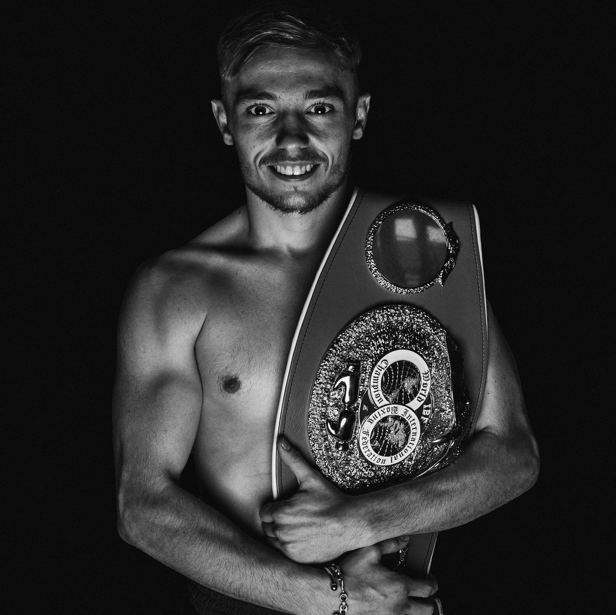 A portrait I made of IBF World Champ <a href="/SunnyEdwards/">Not Sunny Edwards</a> for @frankwarren_tv 

@BTSportBoxing <a href="/bigdaddybunce/">Steve Bunce</a> <a href="/steelcitygym02/">grant smith</a> @MTKGlobal <a href="/RobTebbutt/">Rob Tebbutt</a> <a href="/BlackFlashPromo/">Black Flash Promotions (Pat Barrett)</a> 

#boxingphotographer 🥊📸