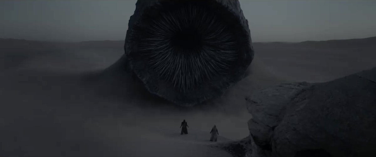 AlejandroGCalvo's tweet image. DUNE de Denis Villeneuve es uno de los blockbuster de autor más categóricos que he visto en mi vida. Un espectáculo sci-fi totémico, inabarcable, y al mismo tiempo tremendamente intenso y desasosegante. Te pasa por encima sin miramientos. Villeneuve tiene el control, no tú.