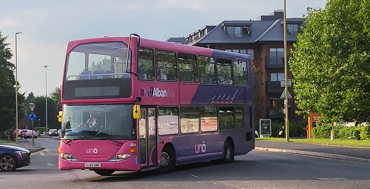 unoenthusiasts's tweet photo. Omnidekka 204 (UJ55 UNO) turns off at Griffiths Retail Park and heads down Doggets Way heading to Borehamwood Ripon Park via Park Street and Radlett along the #AlbanWay https://t.co/TJAA95bxVe