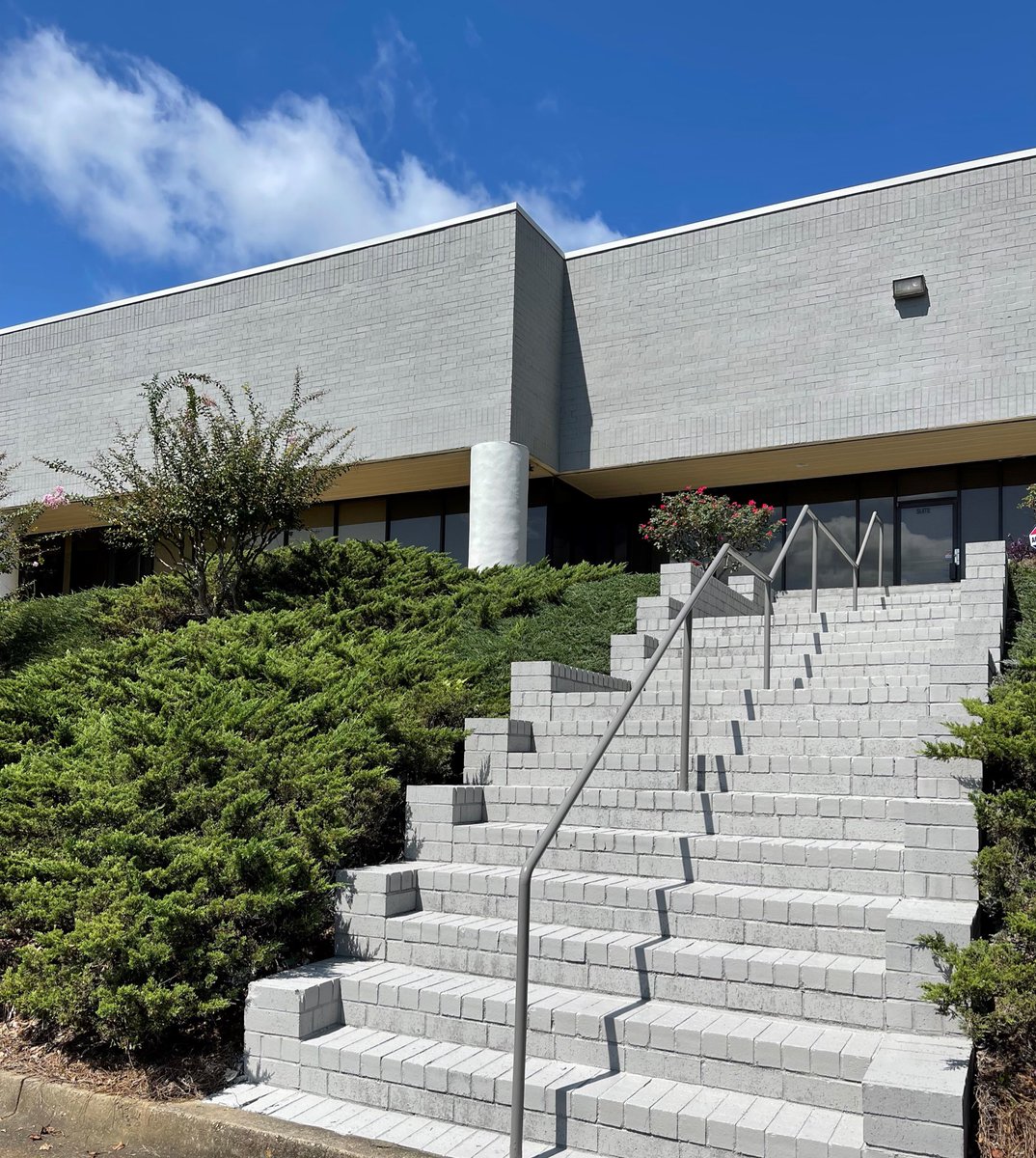 Fresh flight of stairs anyone? Pressure washing the area and then applying paint really livens up this entryway!
 
#stairpaint #paintingingeorgia