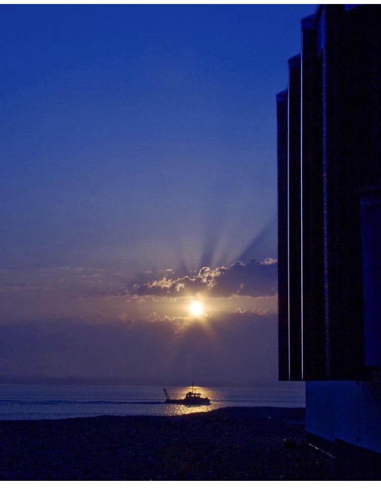 mur50128572's tweet photo. A mile away later, just past sunrise. Calshot Spit’s RNLI observation tower. The gateway to Southampton Water & The Solent. A local lobster boat chugging out to gather up his last nights pot harvest.
#SouthamptonWater #CalshotSpit #Calshot #RNLICalshot #NewForestNationalPark https://t.co/fdHhjivvtf