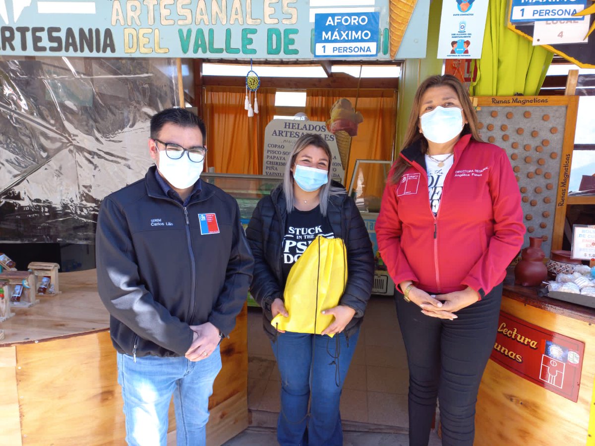 SeremiCoquimboE's tweet photo. ✅ Seremi @CarlosLillo_A junto a la DR @ange_funes entregaron kits sanitarios a locatarios del #EmbalsePuclaro de la comuna de #Vicuña para apoyar a los empresarios y fomentar el turismo local por la campaña de @Sernatur #18SeguroPartePorCasa 😊👍
@sernaturcoquimb @meconomia https://t.co/rS1cQPbFR3