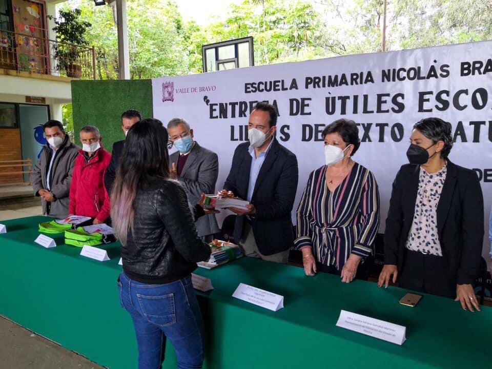 En colaboración con el Gobierno #Edoméx seguimos apoyando y equipando a las escuelas del municipio.En esta ocasión, en compañía del Mtro. <a href="/ignacio_rubi/">Ignacio Rubí</a>, Director General de <a href="/somoscecytem/">CECyTEM</a> en la entrega de libros y útiles escolares, en la Escuela Primaria Nicolás Bravo.