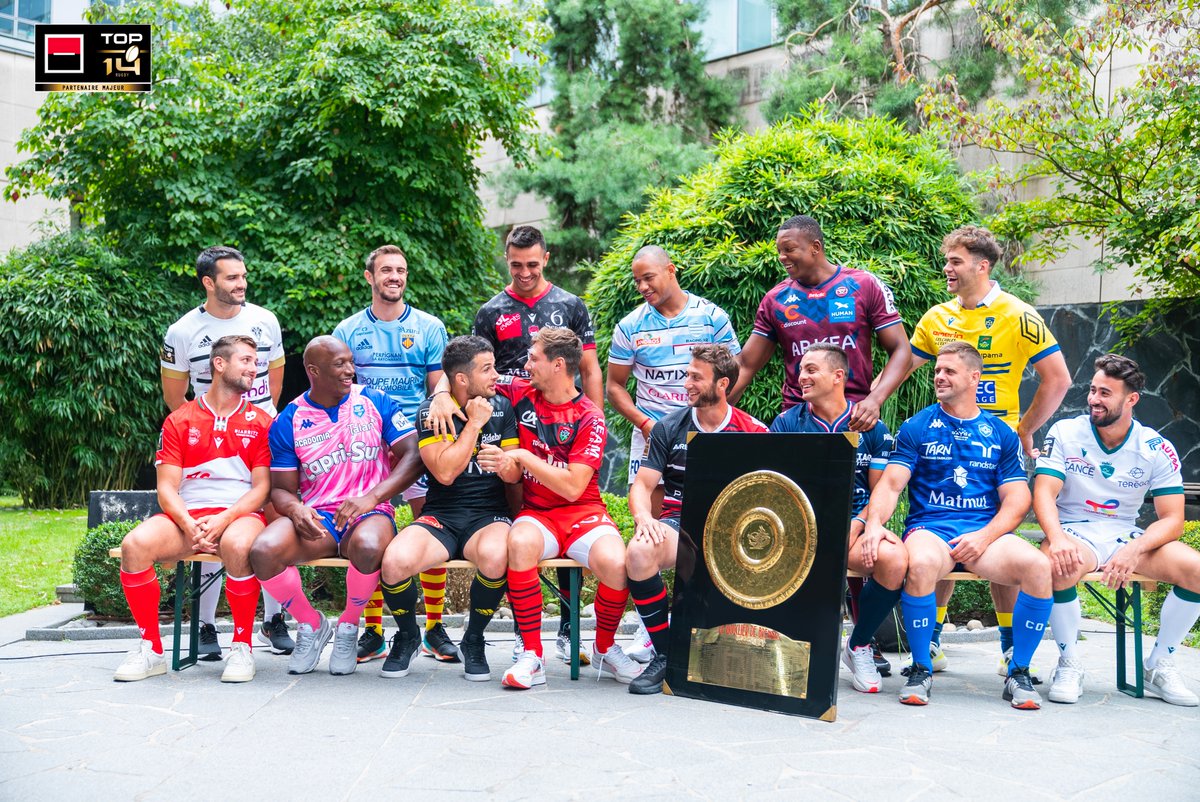 Paramourdurugby's tweet photo. Après les sourires de la photo de classe, c’est officiellement la rentrée du #TOP14 ! Et les joueurs seront moins tendres sur la pelouse… Quelle équipe supporterez-vous ce week-end ? 🏉 https://t.co/yo7GGt1s3l