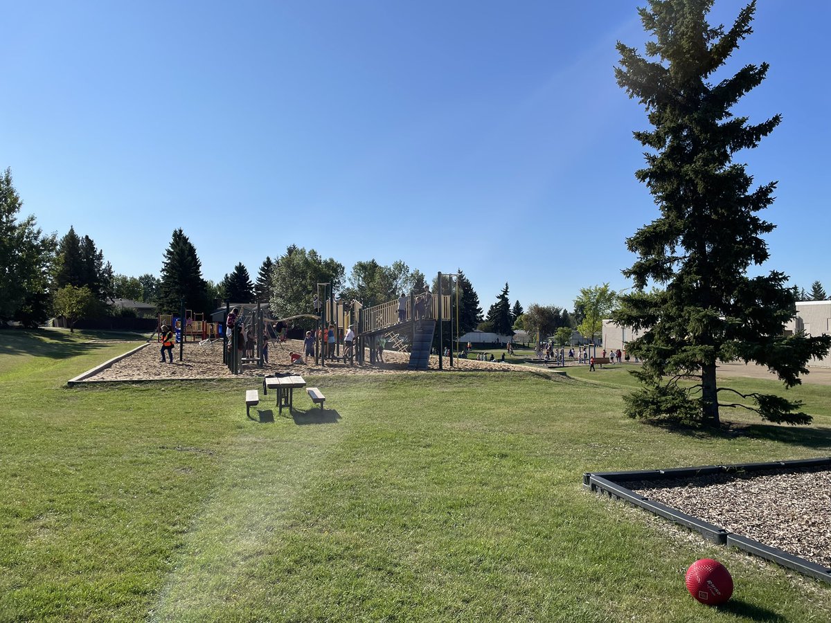 GlenAllanElem's tweet photo. โ๏ธ Hello Sunshine โ๏ธ
Happy Friday Glen Allan students and families! What a beautiful way to wrap up a great first week!
#eips #eipslearns #glenallanelementary https://t.co/ZpZ3jXmHfy