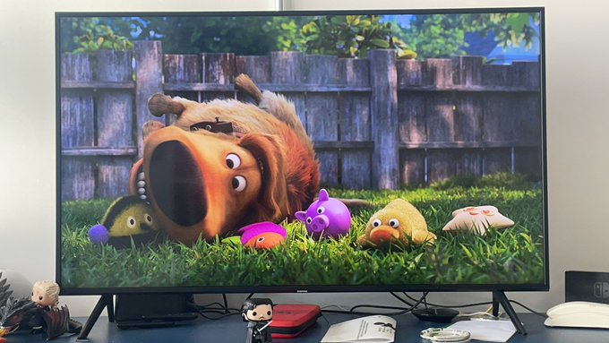 Aaaaaa lembra do Dug, do Up altas aventuras? Ele tem uma s&eacute;rie curtinha. 🥺 j&aacute; terminei de assistir e