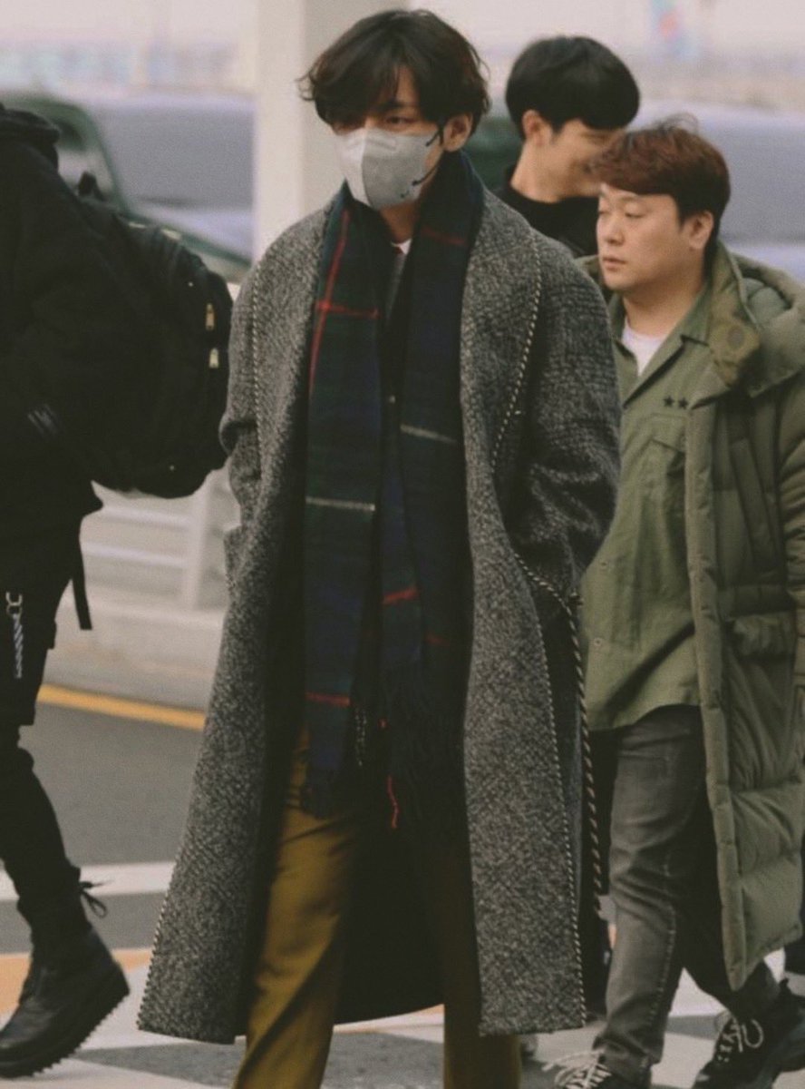 btsfashionhr's tweet photo. taehyung’s airport fashion >>> https://t.co/RRtTSeZfKm