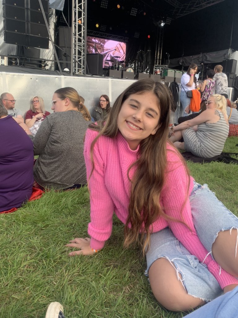 geewright97's tweet photo. after school treat for smashing her first week of year 7🙌🏼  #TrenthamLive @mcflymusic https://t.co/aufwnGMBS0