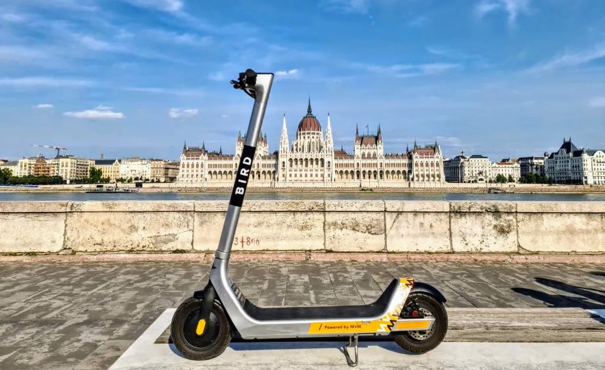fluctuo's tweet photo. Budapest, 🇭🇺 🚀 🛴
@BirdRide launches in the Hungarian capital with 700 vehicles, in partnership with Fly and MVM https://t.co/xBVnvoVCfq