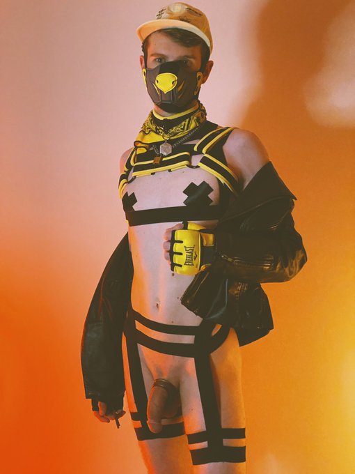 ITS SEPTEMBER!!! I can&rsquo;t wait to start wearing jackets again XD https://t.co/fB51u1aEem