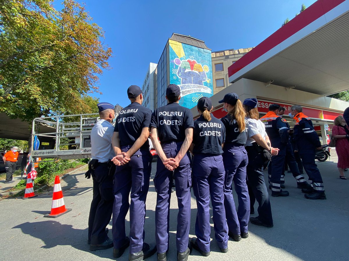 PolbruC's tweet image. De kadetten en de politieagenten van @zpz_polbru namen deel aan de inhuldiging van de muurschildering in het kader van de campagne &quot;Wederzijds Respect&quot;,die tot doel heeft mensen bewust te maken en nieuwe bruggen te creëren tussen veiligheidsberoepen en burgers. #wederzijdsrespect
