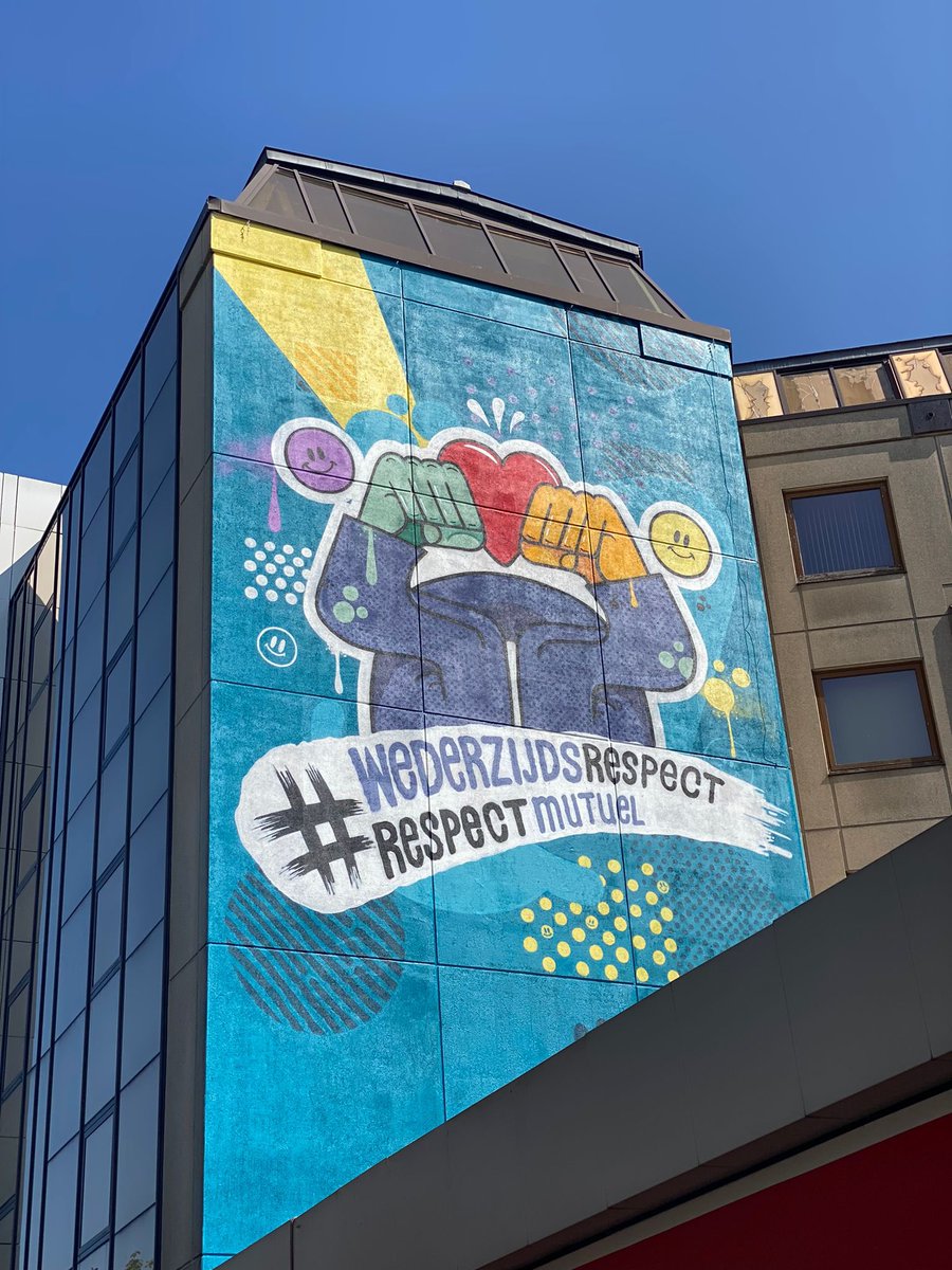 PolbruC's tweet image. De kadetten en de politieagenten van @zpz_polbru namen deel aan de inhuldiging van de muurschildering in het kader van de campagne &quot;Wederzijds Respect&quot;,die tot doel heeft mensen bewust te maken en nieuwe bruggen te creëren tussen veiligheidsberoepen en burgers. #wederzijdsrespect