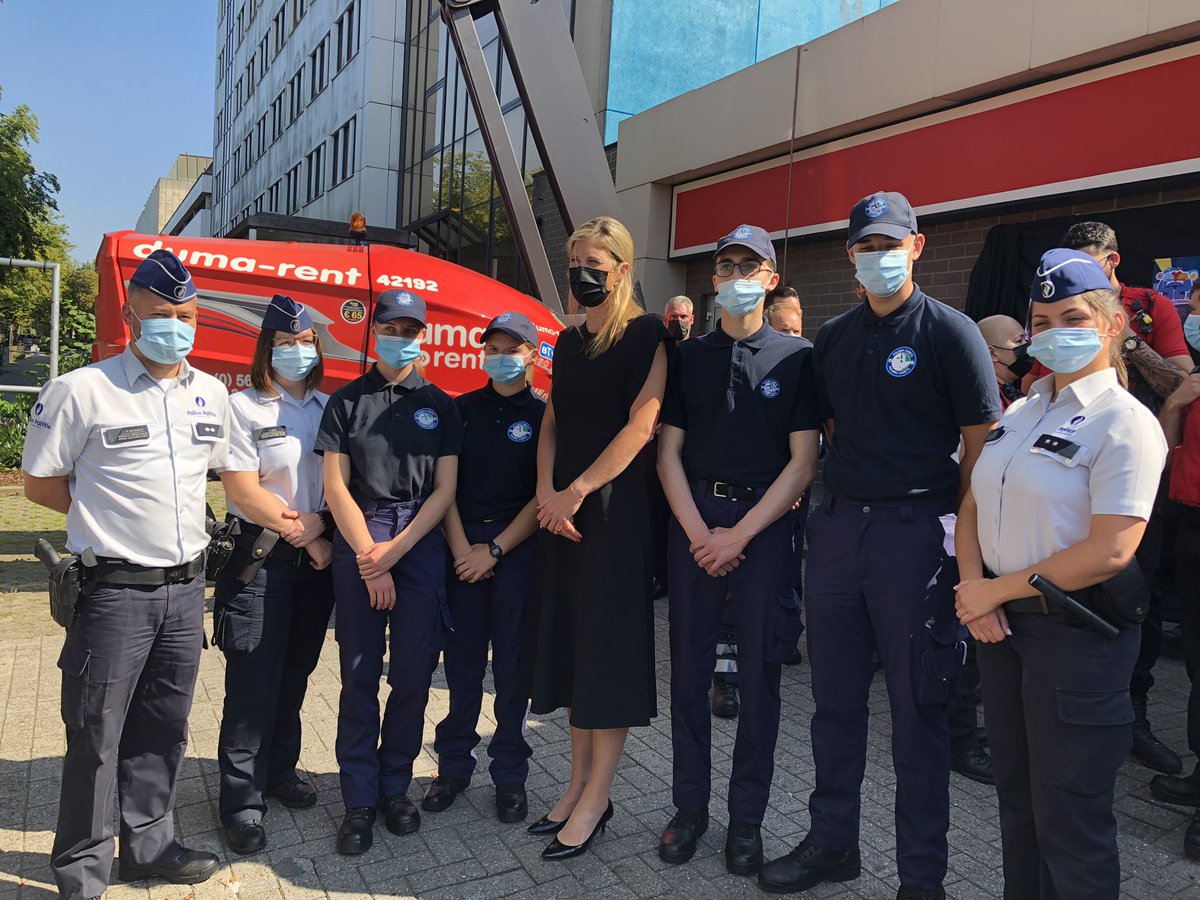 PolbruC's tweet image. De kadetten en de politieagenten van @zpz_polbru namen deel aan de inhuldiging van de muurschildering in het kader van de campagne &quot;Wederzijds Respect&quot;,die tot doel heeft mensen bewust te maken en nieuwe bruggen te creëren tussen veiligheidsberoepen en burgers. #wederzijdsrespect