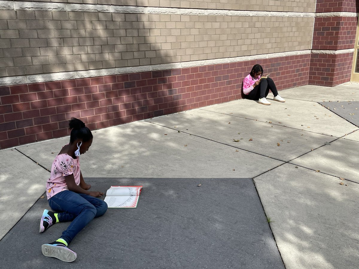 Beautiful day to build our reading stamina in 4th grade with Ms. O’Connor. Loved seeing kids enjoying a good book. #LevelUp <a href="/wmirvinelem/">W.M. Irvin Elementary</a>