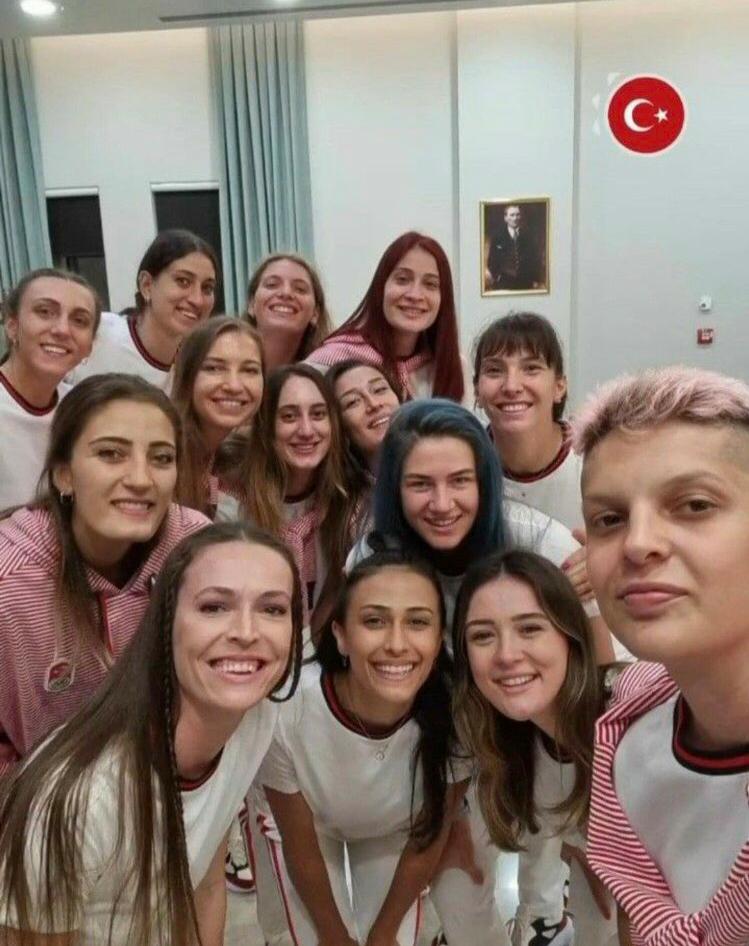 🇹🇷8 maç; 7 zafer, 1 mağlubiyet.

Teşekkürler #FileninSultanları