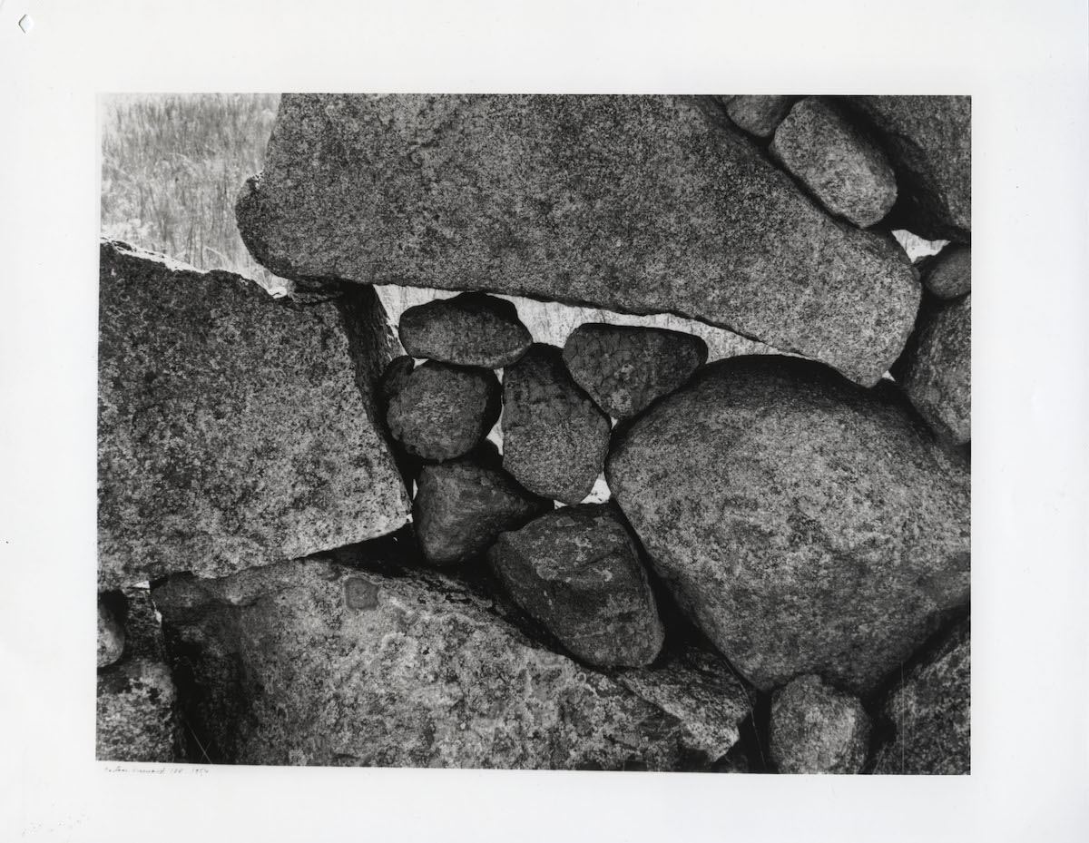 FotograficaMx's tweet photo. Martha’s Vineyard 108, Massachusetts, EUA, 1994. 
Foto: Aaron Siskind. 

En esta imagen, #Siskind buscó un punto de vista diferente eliminando la perspectiva y la ilusión de volumen y profundidad en el espacio.
#FotográficaMx https://t.co/7WvCYRGiMa