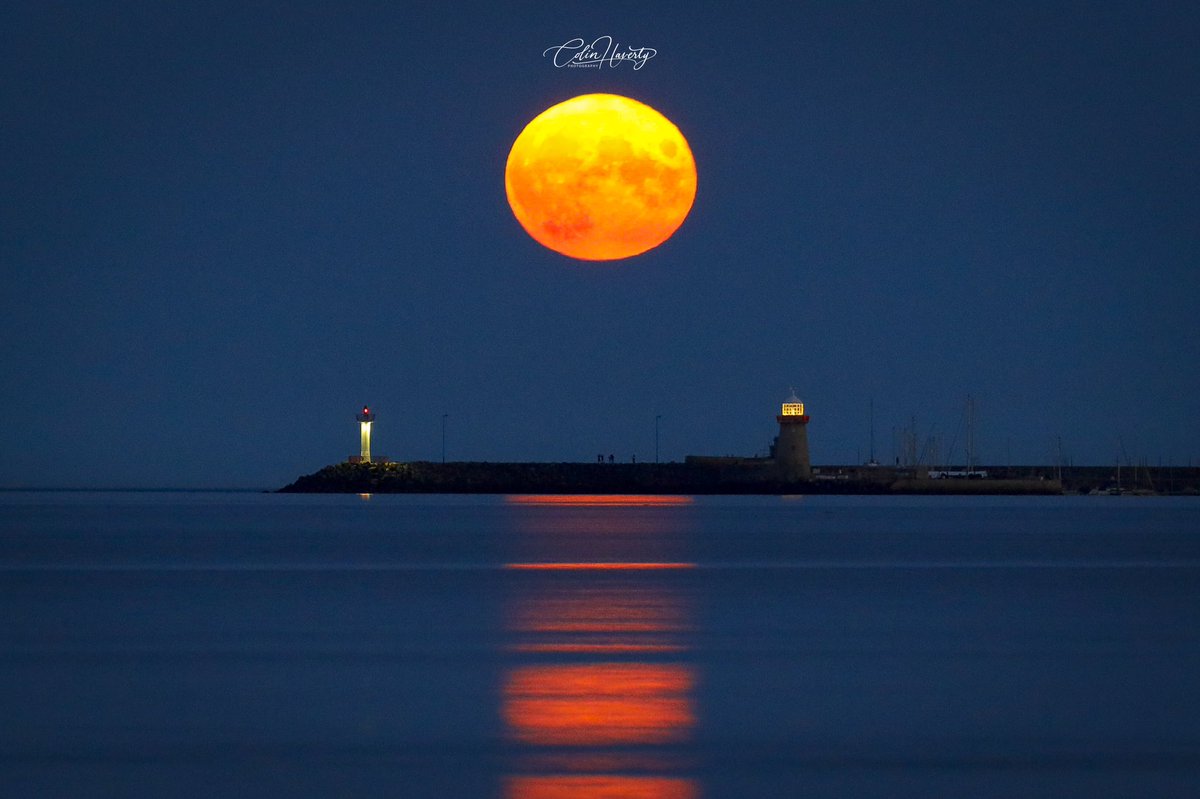 Colinhavertyph2's tweet photo. Great evening shooting the last full moon over Howth. @the_full_irish_ @VisitDublin @DiscoverIreland @Failte_Ireland https://t.co/6SDXjlFsCO