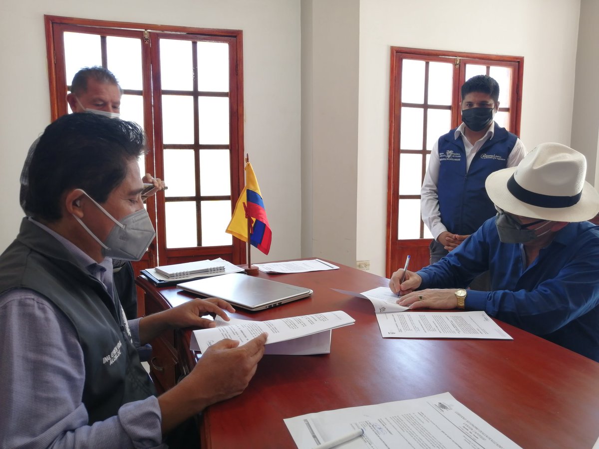 Educación Zona 7 (@educacionz7_ec) on Twitter photo Un total de 2.603 estudiantes de 70 instituciones educativas del cantón Zapotillo, provincia de Loja, recibirán kits de útiles escolares gracias a la firma de un convenio entre el coordinador <a href="/camiloaep/">Camilo Espinosa</a> y el alcalde de Zapotillo <a href="/OliverEfrenVid6/">Oliver Efren Vidal S</a>.
#JuntosLoLogramos Un total de 2.603 estudiantes de 70 instituciones educativas del cantón Zapotillo, provincia de Loja, recibirán kits de útiles escolares gracias a la firma de un convenio entre el coordinador <a href="/camiloaep/">Camilo Espinosa</a> y el alcalde de Zapotillo <a href="/OliverEfrenVid6/">Oliver Efren Vidal S</a>.
#JuntosLoLogramos