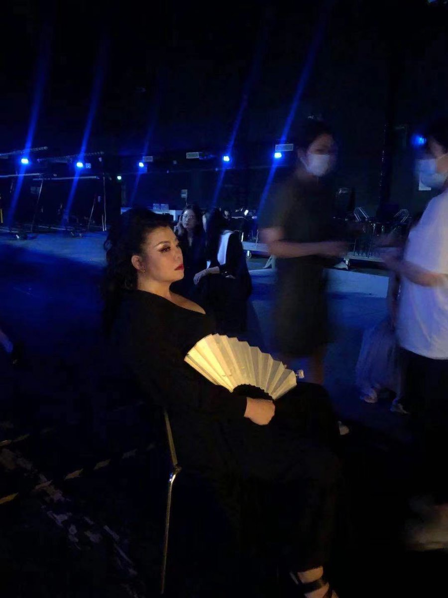 HuiHesoprano's tweet photo. Last moments before going on stage✨ Santuzza vibes❤️😊

#HuiHe #soprano #Nedda #roledebut #Santuzza #CavalleriaRusticana #doublebill #shanghaioperahouse #excited #beforeperformance #concentration https://t.co/vrRoHXD85d