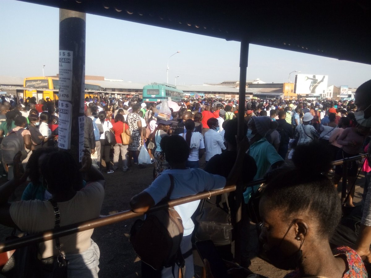 MlamboProf's tweet photo. #JuntaPF says these people cannot go to church unless they are vaccinated.
But they are here queuing for #ZUPCO without social distancing
They will squeeze each other to get into the bus.
They won’t practice social distancing in the bus.
#FreedomOfWorship https://t.co/EUyLnldOOe