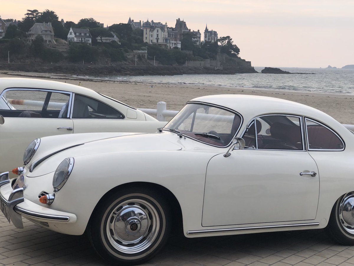 Le concours d’élégance de #Dinard approche… Les piétons font de la place aux jolies carrosseries, sur la digue…