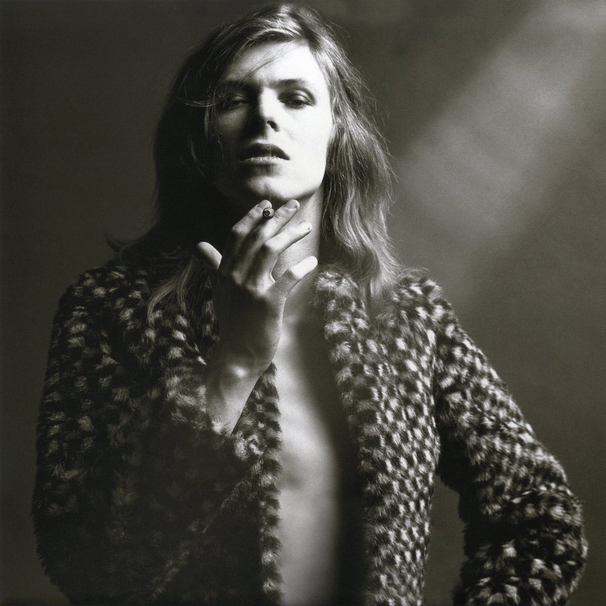 davidbowie_news's tweet image. David Bowie, 1971, by Brian Ward.