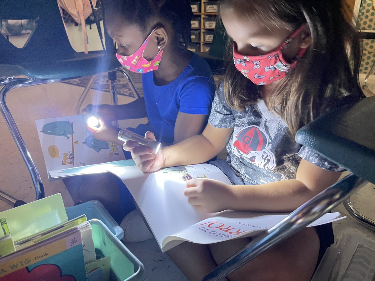 sanders_CLES's tweet photo. Reading by flashlight was a great way to celebrate our 50 Cardinal Cash @CLESCardinals @FayettePBIS @fcboe https://t.co/nvgSzyRAkU