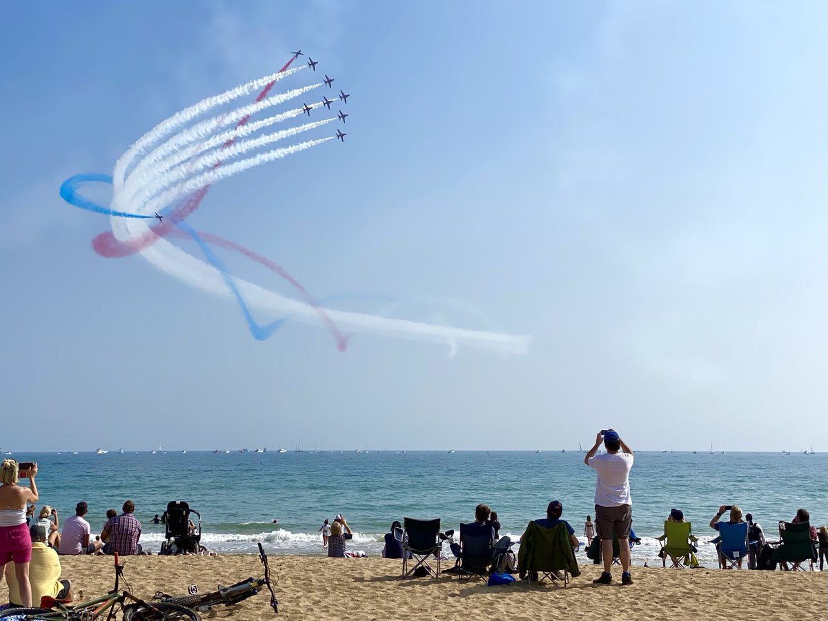 TopLandingGear's tweet photo. ⁦@rafredarrows⁩ perform Tornado over the Bournemouth beachfront on a glorious summer’s afternoon ⁦@BmthAirFest⁩. https://t.co/gaIaAB1F0X