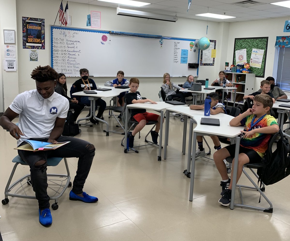 miller_5th's tweet photo. It's  Football Readers Friday!  My kiddos sure enjoy having De'Ago visit, read and talk a little football!  It is also nice to have some of my little (LOL) 5th graders from years past also stop to say hi. #dreambig #workhard @LMiller_Elem #misdproud https://t.co/iZ2UgTsDEU