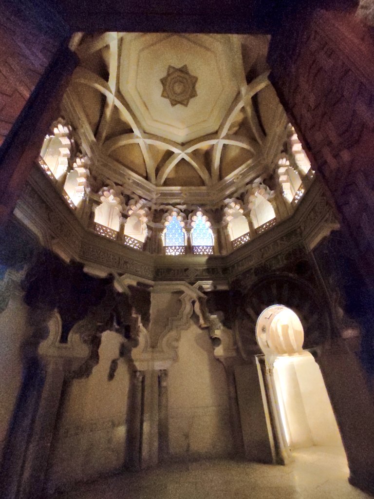 El "Palacio de la Alegría" fue construido hace un milenio como residencia de los reyes musulmanes de Saraqusta. ¿Sabías que <a href="/laaljaferia/">Palacio de la Aljafería</a> es el único gran edificio taifa conservado y que sus restos mudéjares son #PatrimoniodelaHumanidad? #mañaymochila #DestinoZaragoza #zgztequiere