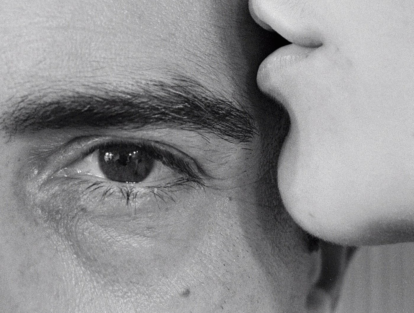 целует в лоб. поцелую глаза. красивый поцелуй. поцелуй в глаза. поцелуй в глаза.