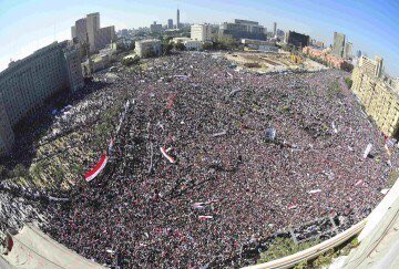 Praça Tahrir, janeiro de 2011. Que a persistência do povo egípcio nos sirva de exemplo. #7deSetembroVaiSerGigante #AbaixoaDitaduradaToga
