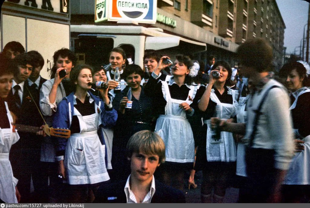 varlamov's tweet photo. 1981 год, выпускники на Проспекте Мира.

Ларьки с газировкой «Пепси» в огромном количестве поставили в Москве после Олимпиады. Напиток был в моде? Да нет, не так. Это время суперпопулярности «Пепси-колы» — ведь ничего подобного в Москве раньше попробовать было нельзя! https://t.co/BoT2ibi7Oo