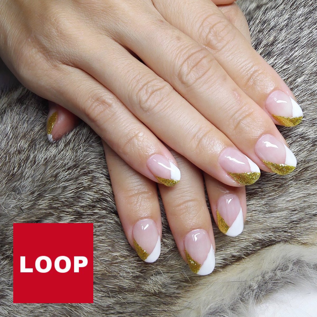 ネイルサロン Loop 夜も営業してます 完全予約制 ホワイト ゴールドのvフレンチ ひねりの効いたデザインが大人っぽ フローター 爪補強 ジェルネイル 変形フレンチ 大人ネイル Vフレンチ 上品ネイル 北 堀江ネイルサロンloop 定額制