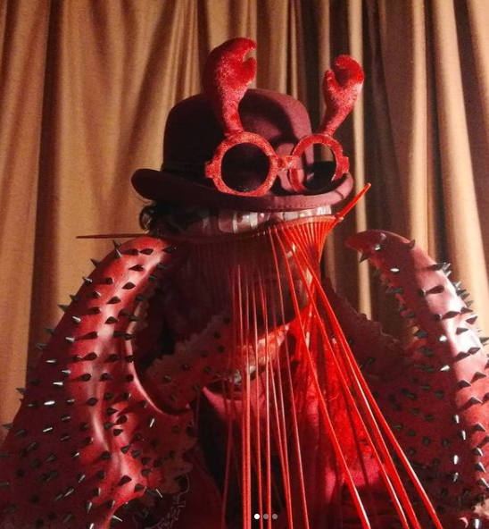 Religiones mejores que la católica:
La Orden Sagrada de la Pinza
Su función es crear una langosta dios leviatán. Una langosta puede vivir hasta 100 años o más y que pueden crecer a pesar más que 4 galones de pintura. 
Sería posible crear a su dios si la cuidan por generaciones 🧵