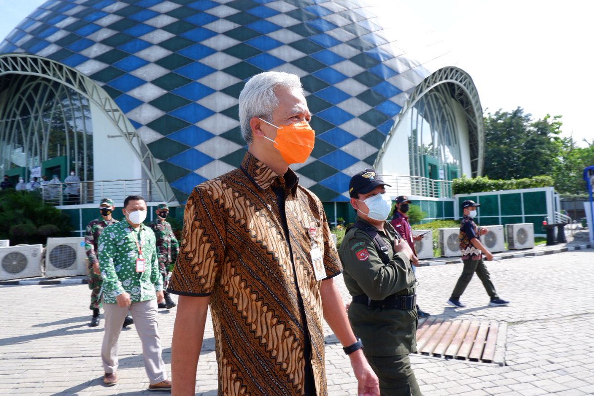 Tweet berikut didekasikan kepada bapak <a href="/ganjarpranowo/">Ganjar Pranowo</a> yang sedang beraksi di <a href="/unimus/">unimus.official</a> Semarang sewaktu meninjau pelaksanaan vaksinasi massal lintas iman. Ganteng ga tuh? #Muhammadiyah #IslamBerkemajuan