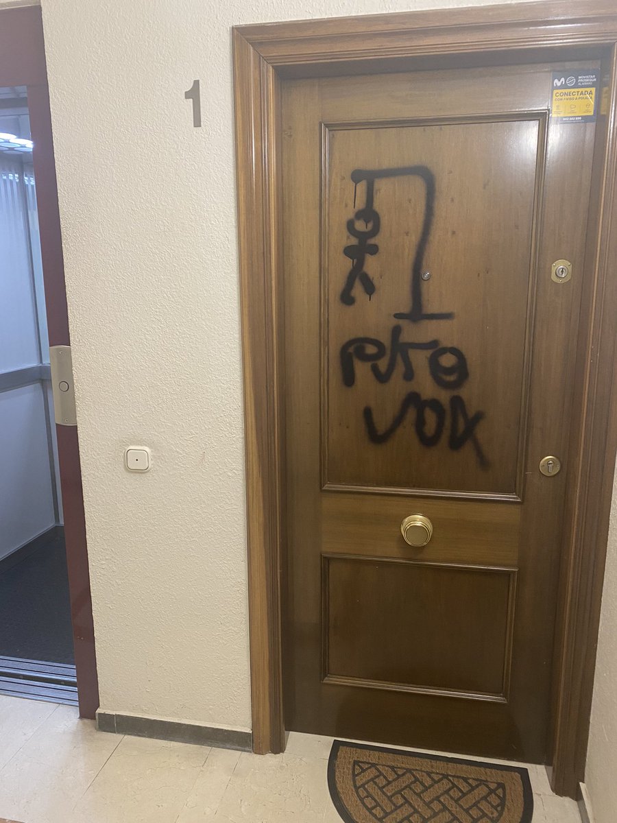 tonilopez_Vox's tweet photo. Así me he encontrado la puerta de casa.

Ni el acoso ni las amenazas de estas ratas harán que retroceda un sólo milímetro en la defensa de mis ideas. https://t.co/cenXCX2ALm