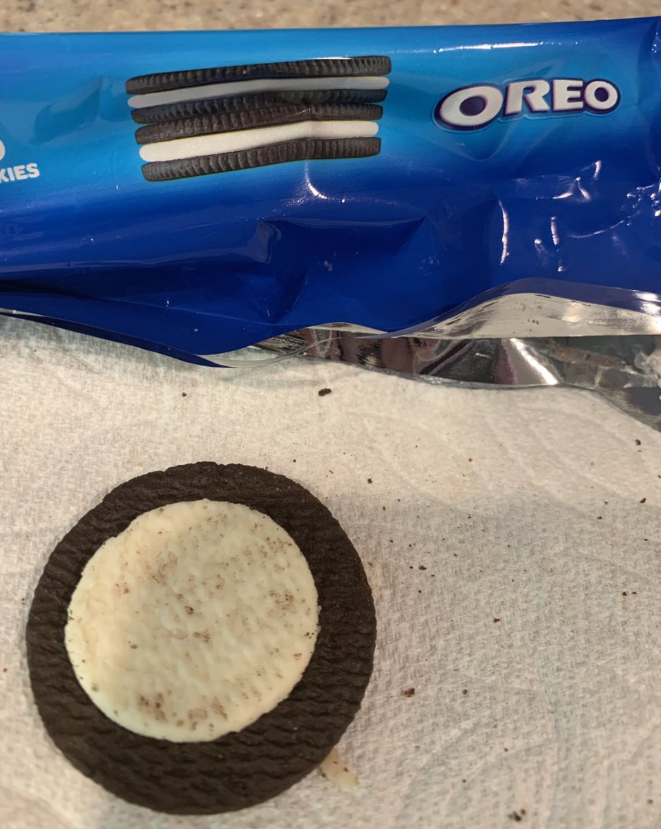 CameronMergel's tweet photo. Uh, i feel very cheated.  Come on #Nabisco #Oreo you can do better. https://t.co/45Grd6NVm2