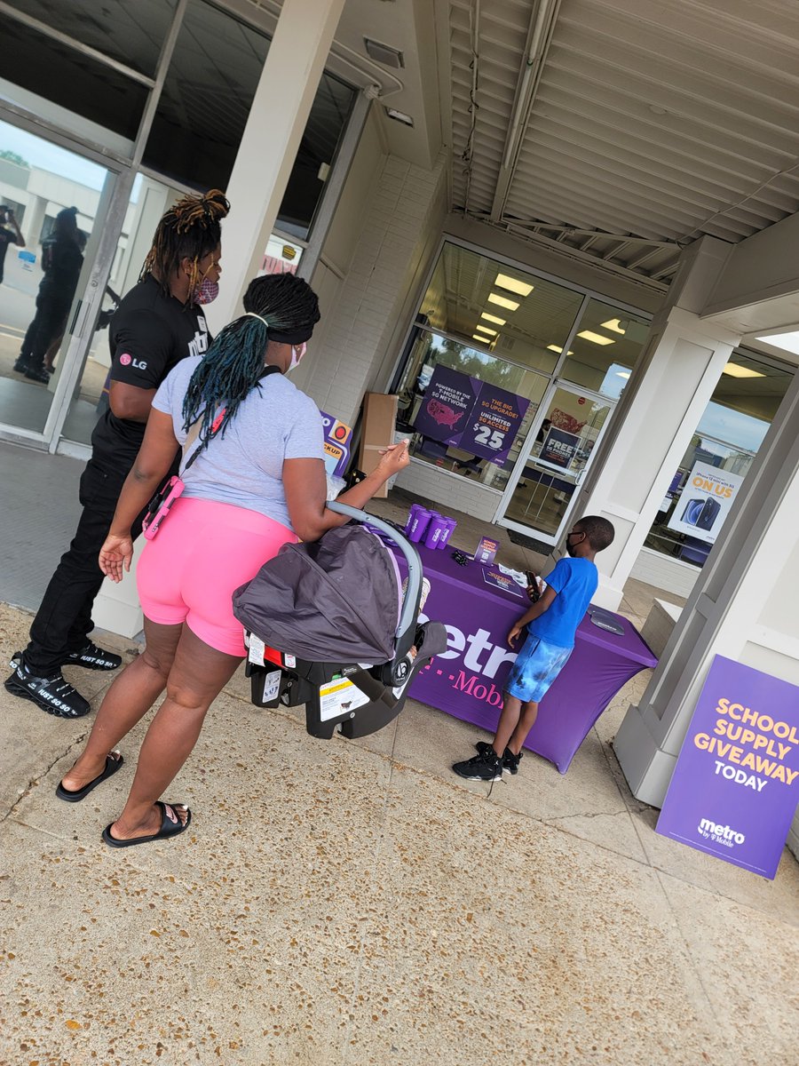 ITS A GREAT DAY TO HAVE A GREAT DAY @ 5 N Oaks for the #MetroByTMobile #BACK2SCHOOL EVENT‼️‼️ <a href="/WinstonAwadzi/">Winston Awadzi</a> <a href="/R_Carte06/">Randall Carter</a>