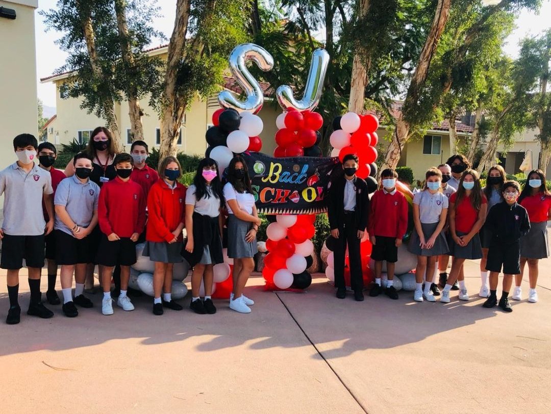CatholicEdLA's tweet image. The first day of school brings out the school spirit...and balloons!

#backtoschool
#catholicschoolsareopen

. . . 

@sje365 
Welcome back Eagles! It was wonderful to see familiar faces &amp;amp; welcome new ones on to campus today. Tag us in your 1st day photos!
