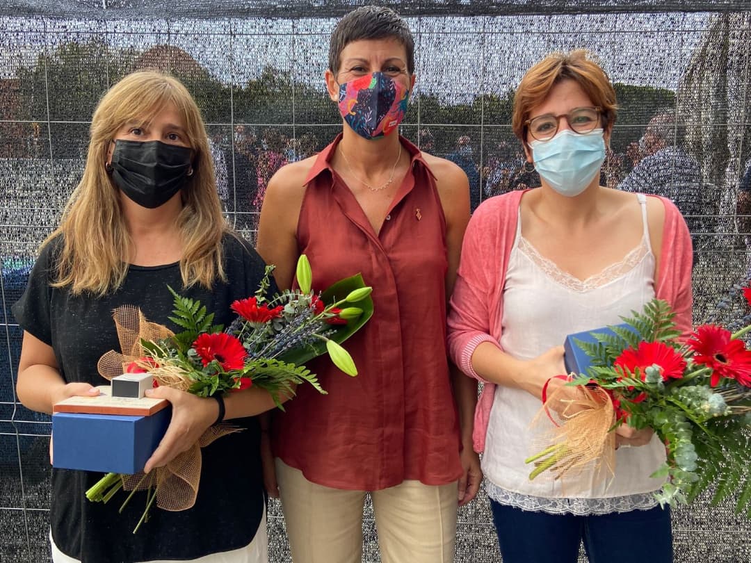 primariaicscat's tweet photo. Emotiu reconeixement als professionals d'atenció primària i la seva tasca durant la pandèmia al pregó de la Festa Major de @AjSantAdria, a càrrec de les metgesses de família i directores de #CAPLaMina i #CAPBarraquer, Itziar Amilibia i Marta Morera.
Enhorabona https://t.co/TDphgVt7J7