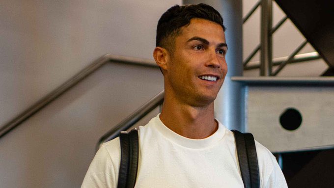 premier_py's tweet photo. 🚨LO ULTIMO🚨: Cristiano Ronaldo🇵🇹 YA ESTA en Manchester, fue liberado de #POR tras recibir una amarilla y asi perderse por acumulacion de tarjetas el partido ante #AZE. Fue recibido por su ex-compañero Darren Fletcher🏴. 👹
Su 'debut' sera ante Newcastle⚫. #CRisBack https://t.co/Vr9k7FqmVV