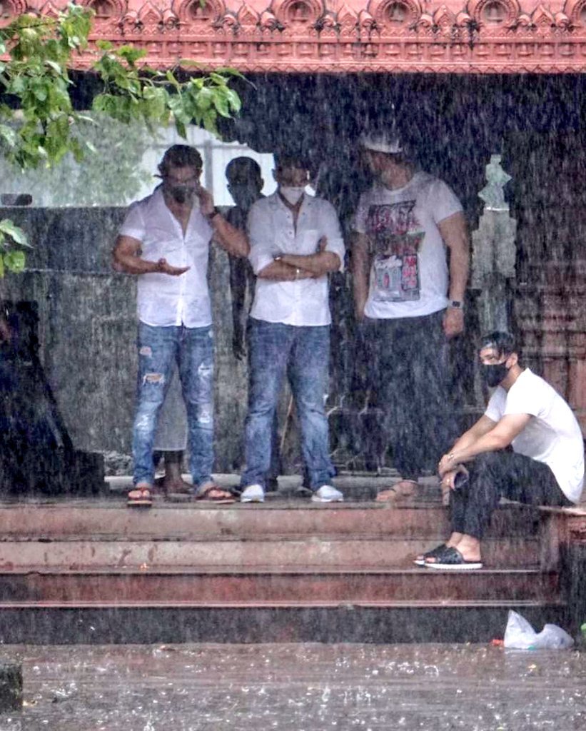 saurabh_says_'s tweet image. These two pictures broke my heart💔  
#SidSim
#AsimRiaz 
#SidharthShukla