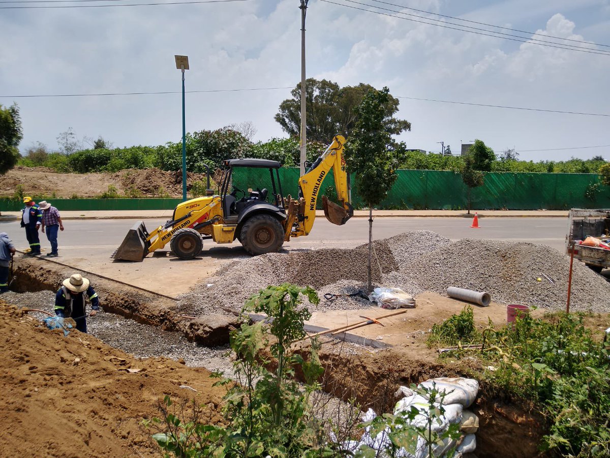 MGChalco's tweet photo. Como parte del Programa Anual de Prevención de Inundaciones, personal de #ODAPASChalco, realizó trabajos de limpieza, rectificación y elevación de los bordos en el canal de las Maravillas, ubicado en en poblado de #SanMartínCuautlalpan, para mejorar el cause de este canal. https://t.co/RVOuTaoeTt